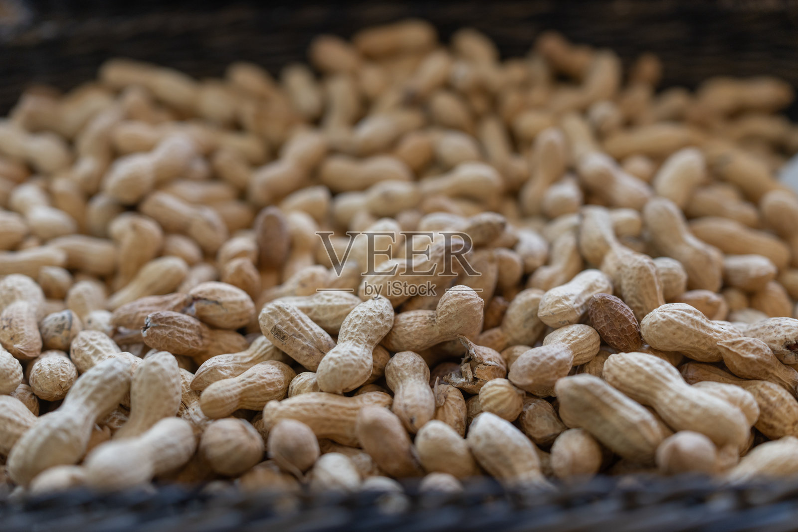 市场上的一堆带壳花生照片摄影图片