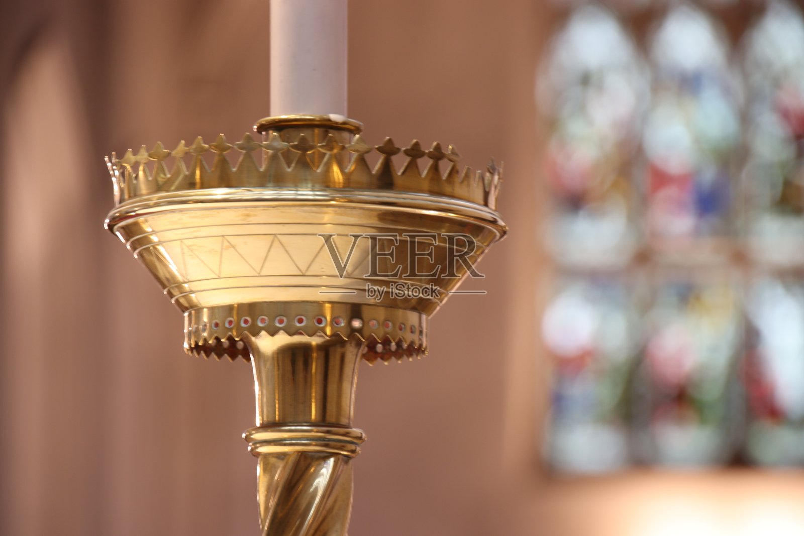 蜡烛台和彩色玻璃照片摄影图片