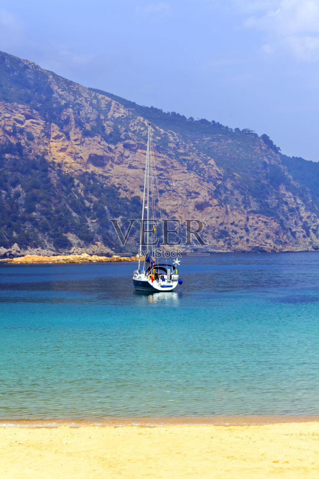 白色帆船与蓝色海洋，从海滩上看到，哥斯达布拉瓦，赫罗纳。照片摄影图片