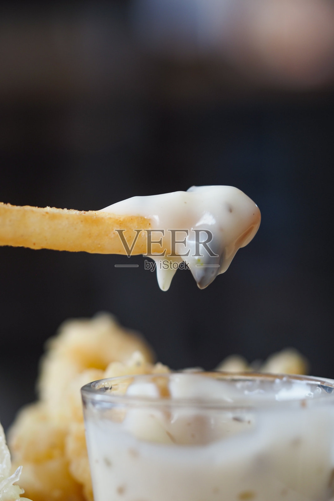 餐厅环境中的酥脆薯条配奶油蘸酱照片摄影图片