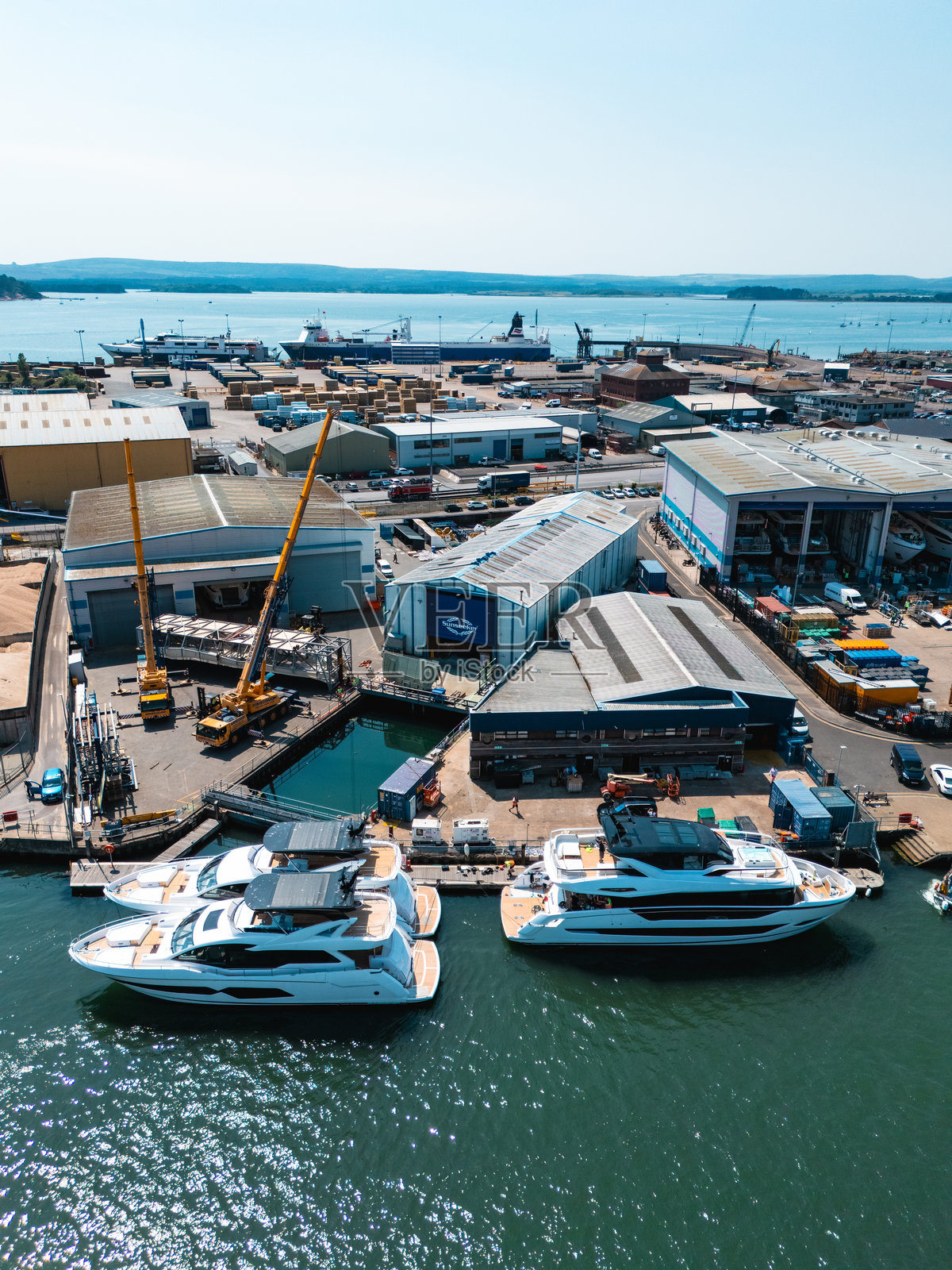 阳光明媚的日子里，奢华游艇停靠在英国多塞特的普尔港。照片摄影图片