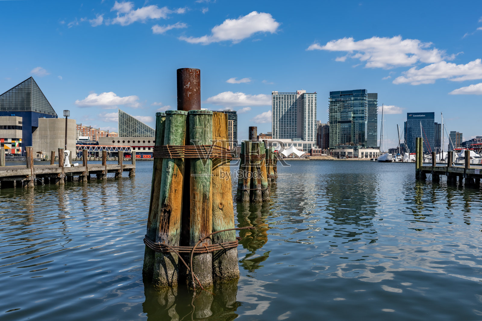 阳光明媚的寒冷冬日下午，巴尔的摩内港的冬季照片。照片摄影图片