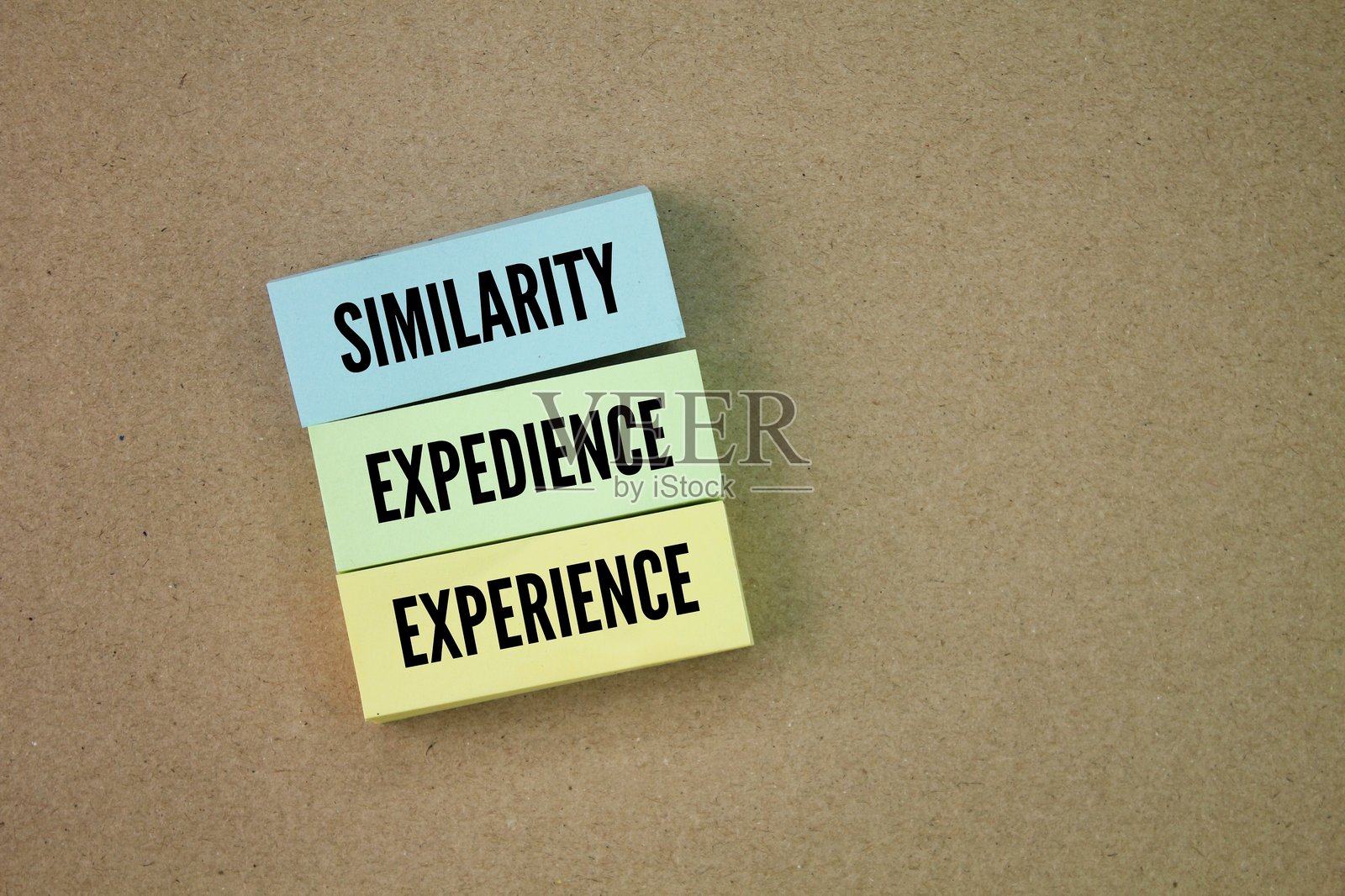 三种偏见往往是最大的罪魁祸首：相似性、便利性和经验。照片摄影图片