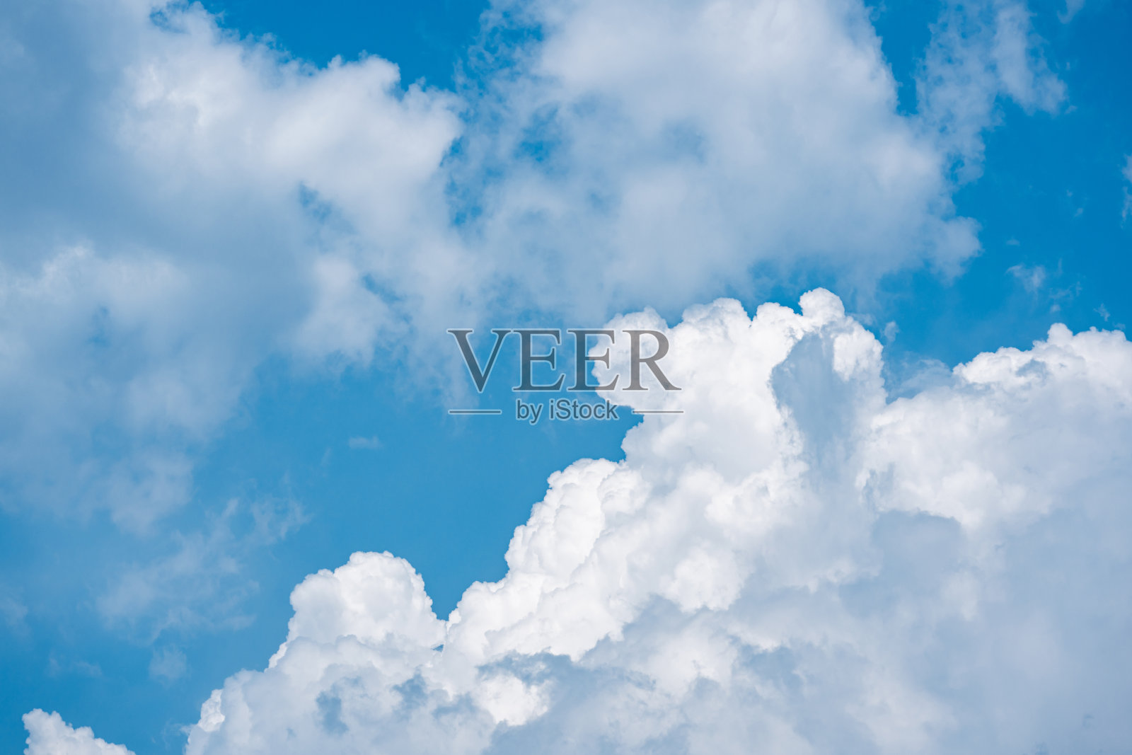 明亮蓝天中的蓬松白云照片摄影图片