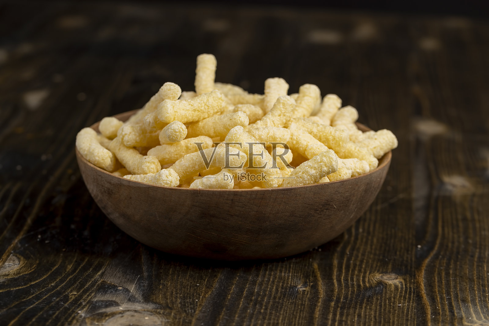 玉米棒用于食用或与牛奶一起制作早餐，碗中的玉米棒照片摄影图片