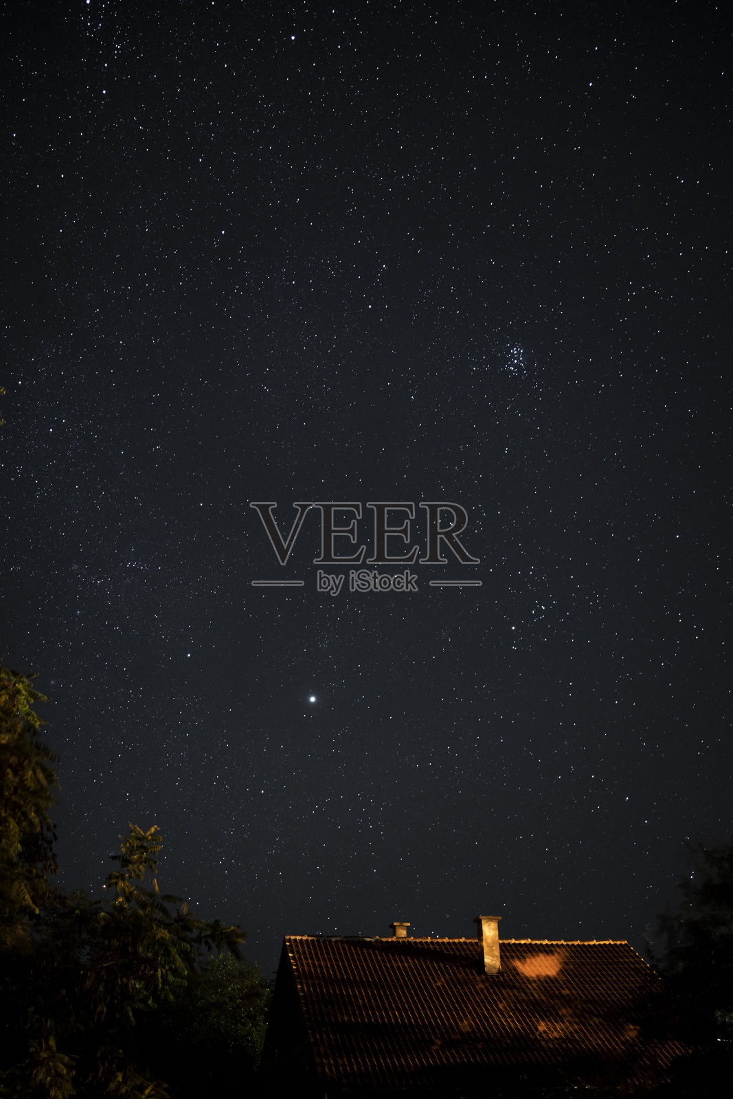 星星 - 屋顶上方的昴宿星团与星空照片摄影图片