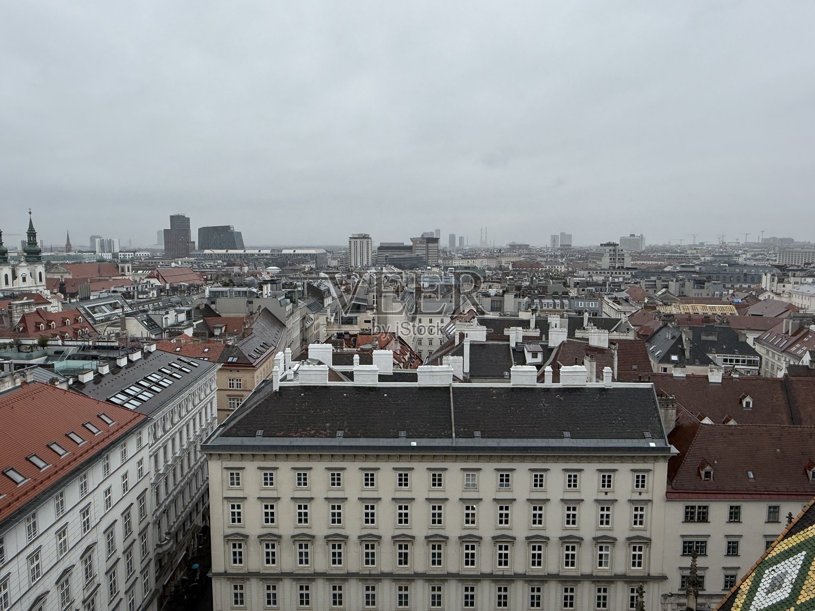 维也纳，奥地利的雨天城市景观。从圣斯蒂芬大教堂俯瞰多云的维也纳，奥地利。维也纳市的俯瞰图。照片摄影图片