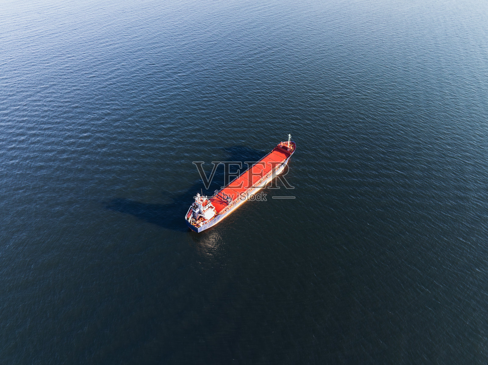 一艘大型干货船在波罗的海平静的水面上航行。照片摄影图片