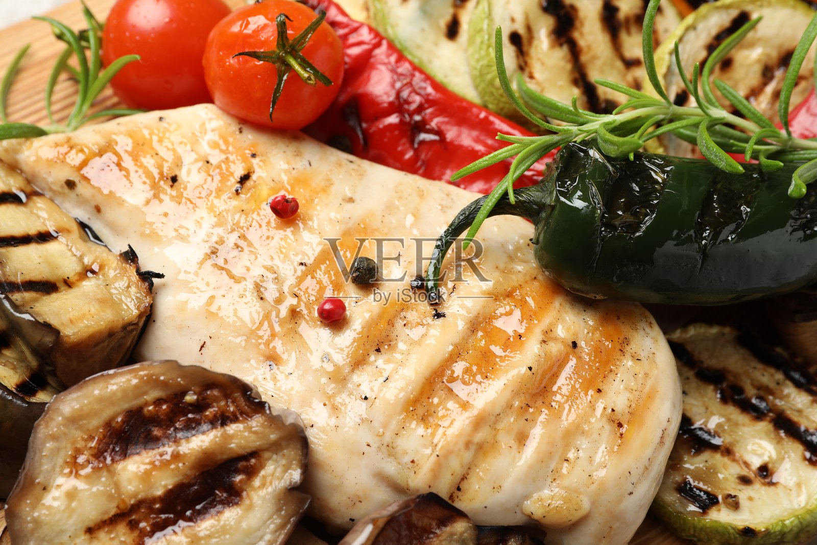 美味的烤蔬菜和鸡胸肉特写在餐盘上照片摄影图片