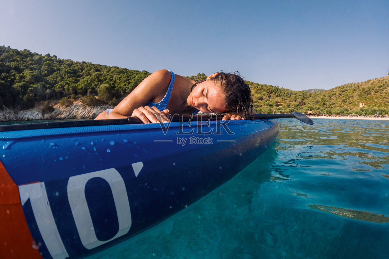 年轻女性在立式划水板上照片摄影图片