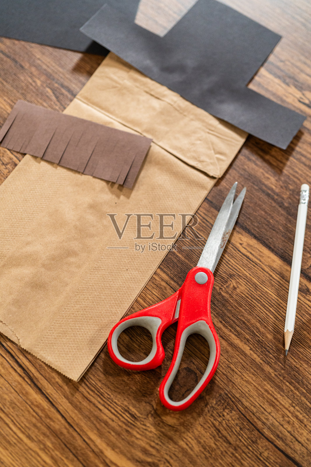 教育工作者为学校项目制作纸偶照片摄影图片