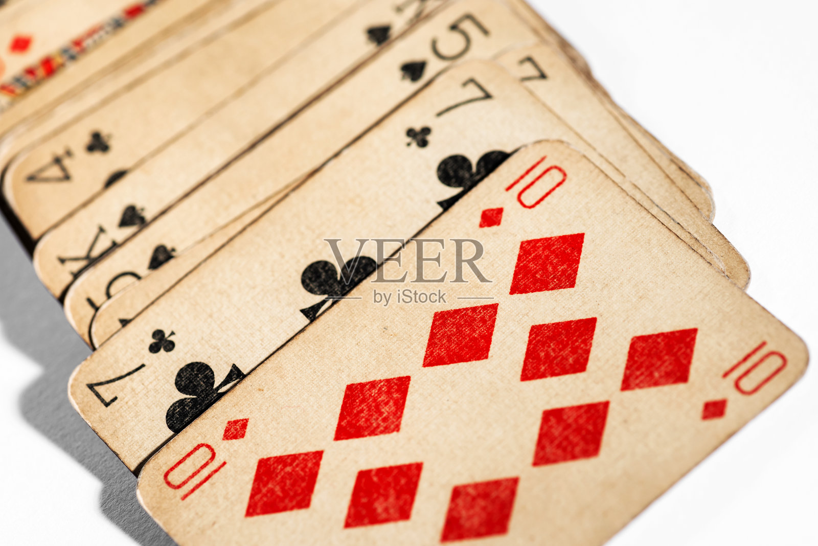 复古扑克牌展示十张方块、梅花、黑桃和红心牌照片摄影图片