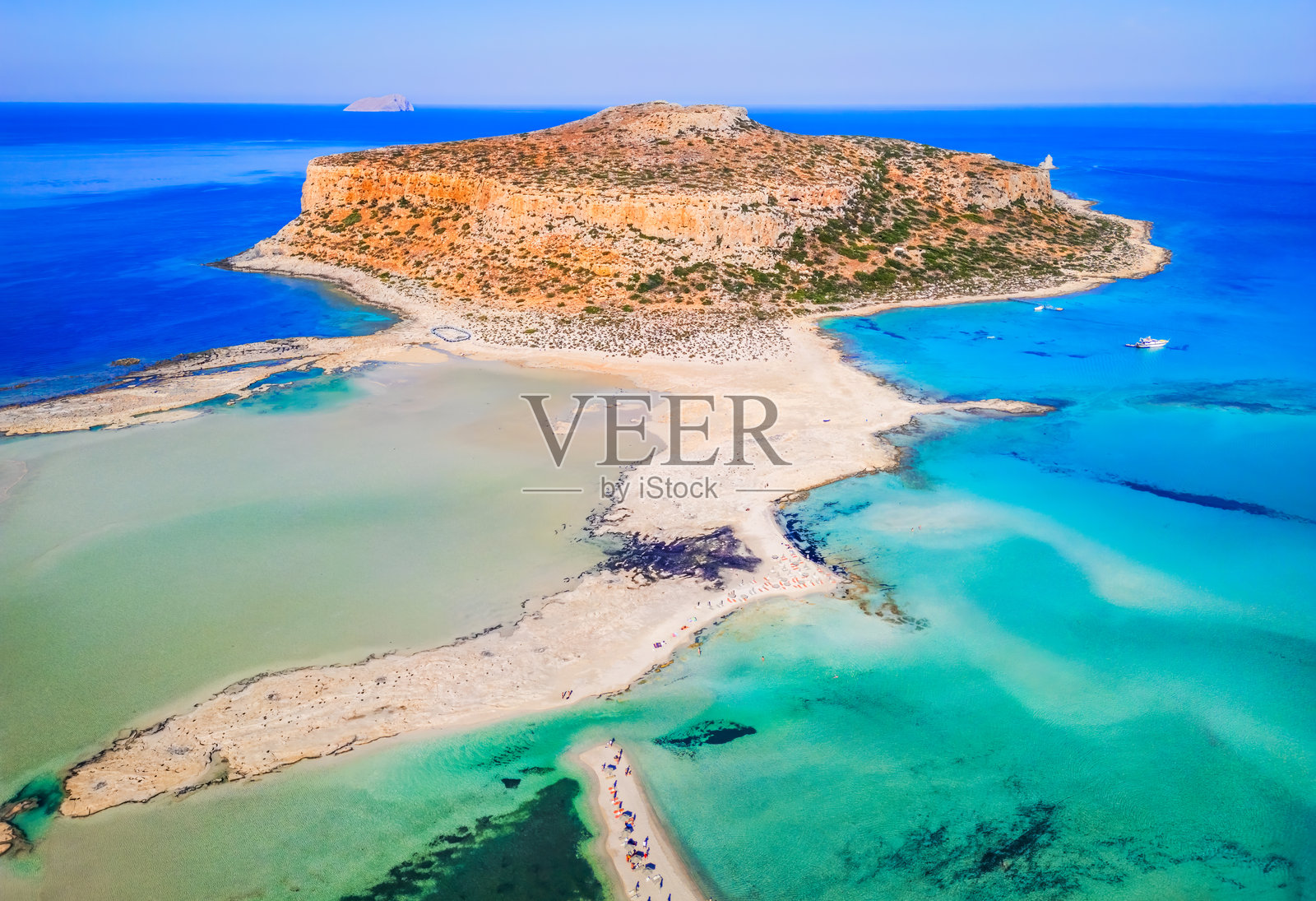 克里特岛，希腊。美丽的巴洛斯泻湖海滩和格兰武萨岛的壮观景色，爱琴海的美好夏日假期。照片摄影图片