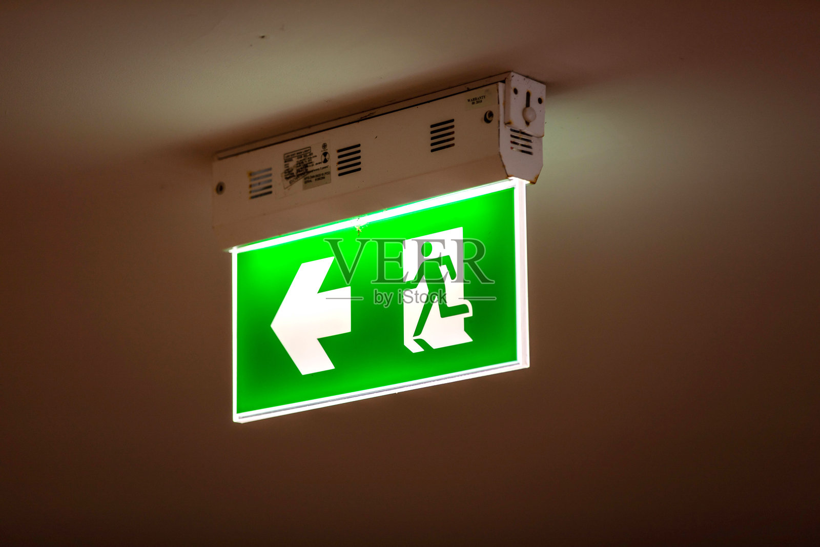 建筑走廊上的消防出口标志，确保安全和指引，完美适用于室内、紧急和安全主题。照片摄影图片