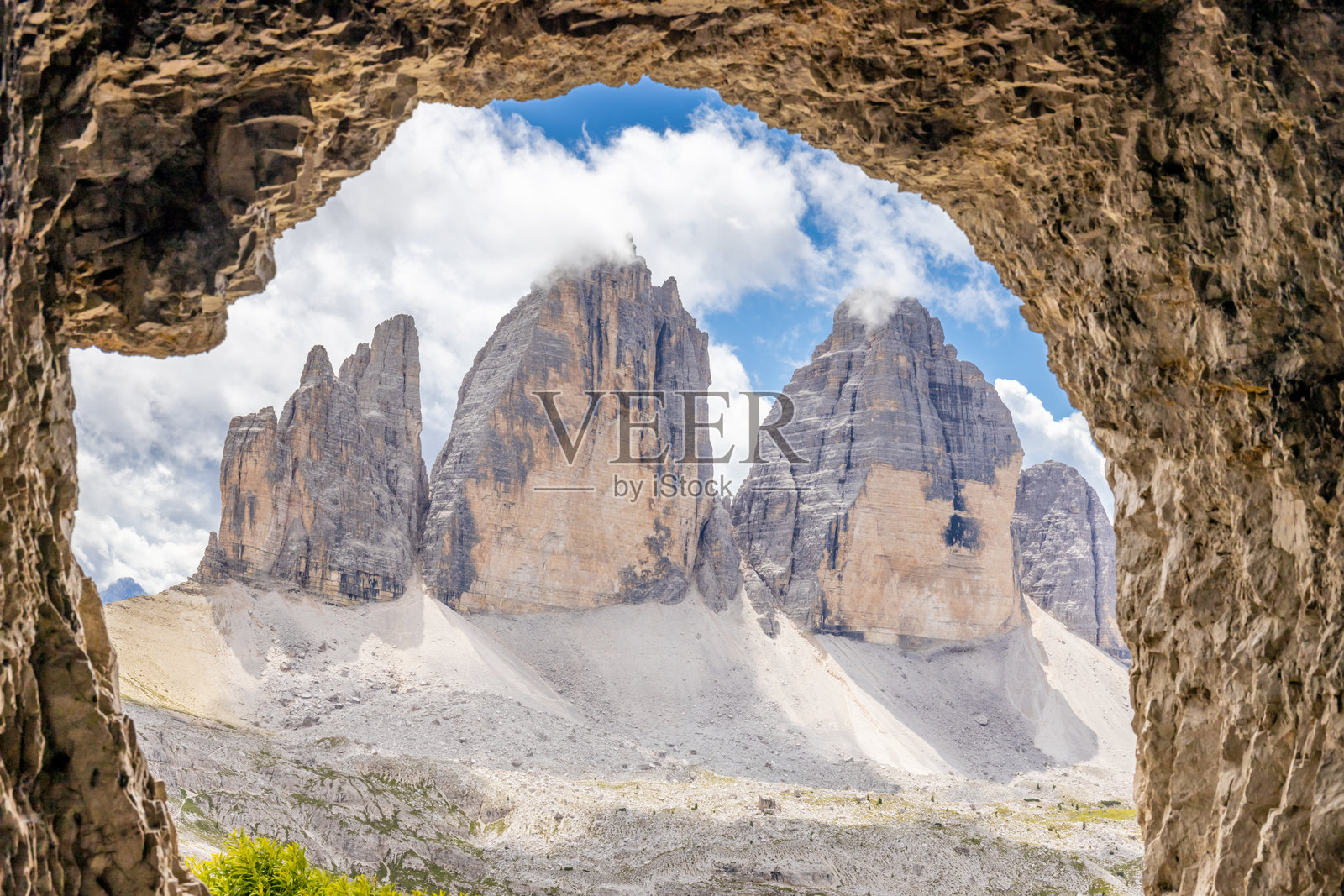 拉瓦雷多三峰经典的多洛米蒂山景。阿尔卑斯山著名的山峰。照片摄影图片