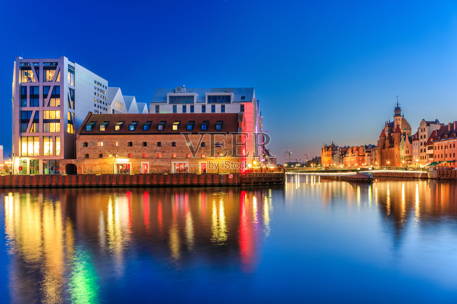 波兰格但斯克美丽的老城区，夜晚在莫特瓦河畔的历史建筑照片摄影图片