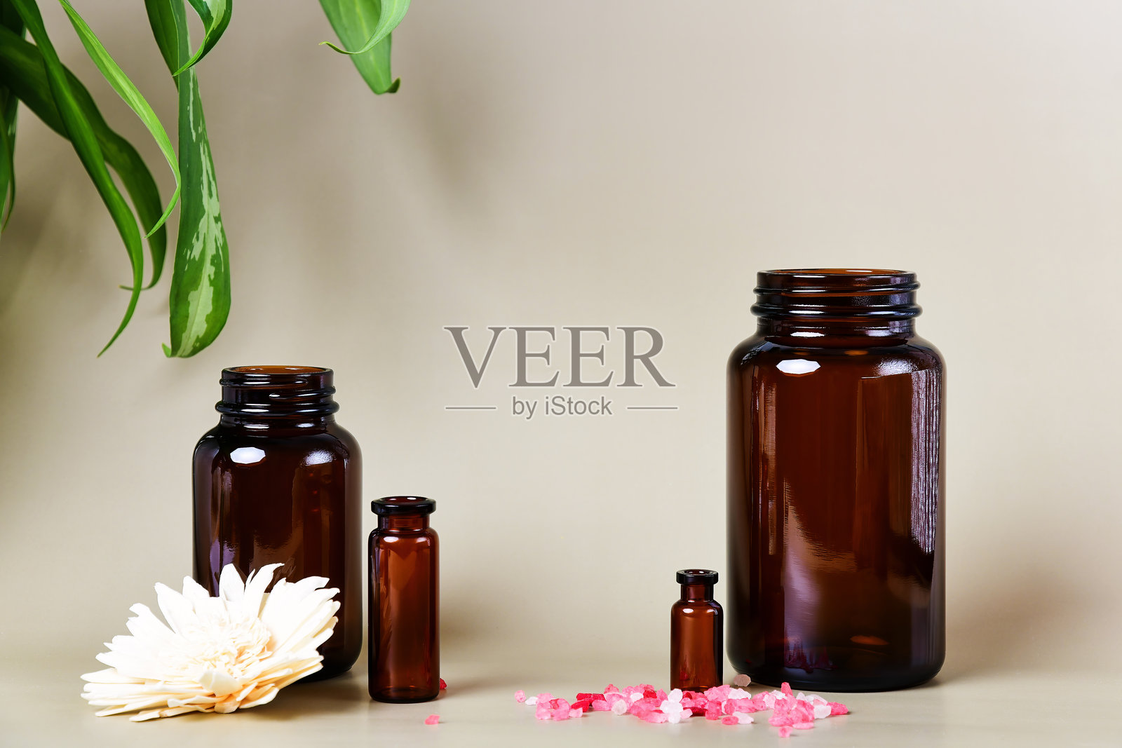 由不同大小的琥珀色玻璃瓶组成的作品照片摄影图片