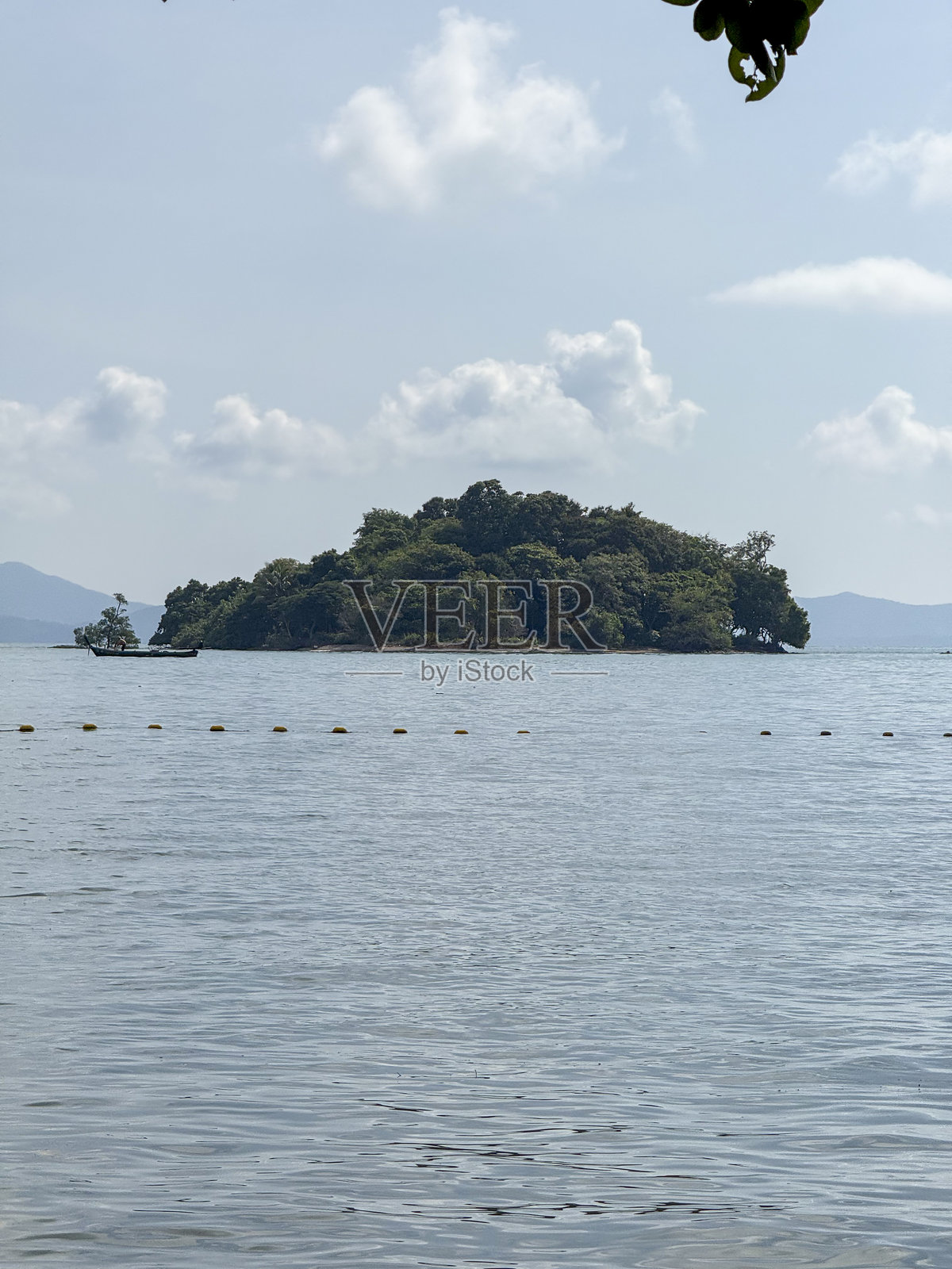 泰国热带天堂附近清澈的绿松石色泻湖中的木船照片摄影图片