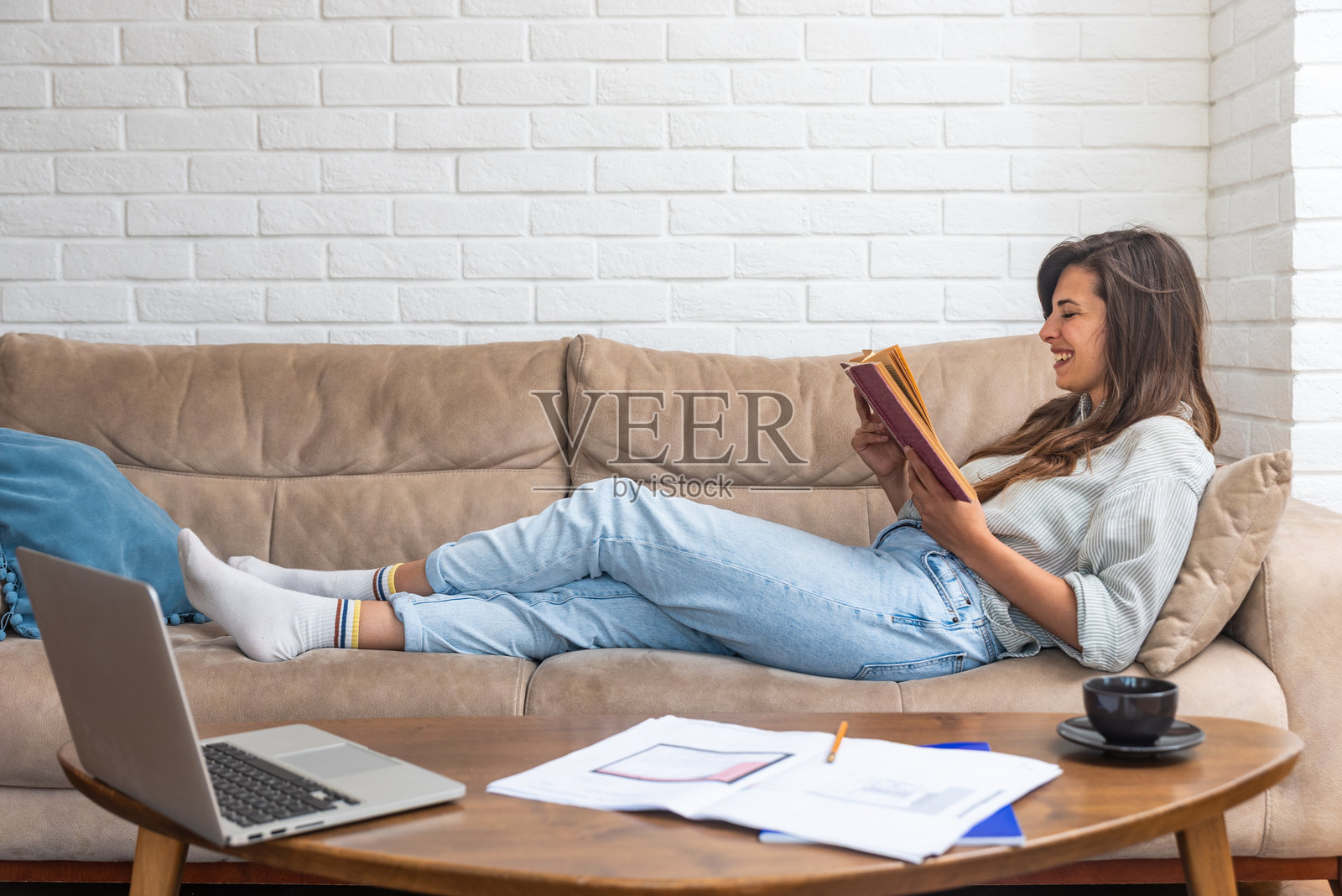 年轻聪明的创新女建筑师在专注和动力方面遇到问题，缺乏创意和灵感。创意自由职业的建筑学大学生坐在家中。照片摄影图片