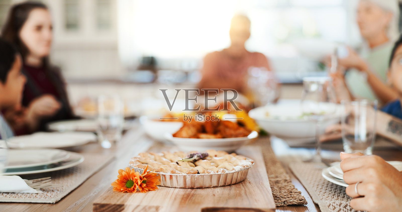 在餐厅与大家庭共享爱、食物和午餐，增进感情，满足饥饿和营养需求。支持、幸福，祖父母与孩子和父母在家中用餐，享受放松、交谈和健康。照片摄影图片