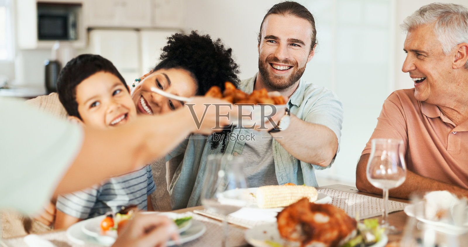 在餐厅与大家庭共享爱、微笑和午餐，促进亲情、饮食和营养。支持、幸福，祖父母与孩子和父母在家中一起用餐，享受放松、服务和健康。照片摄影图片