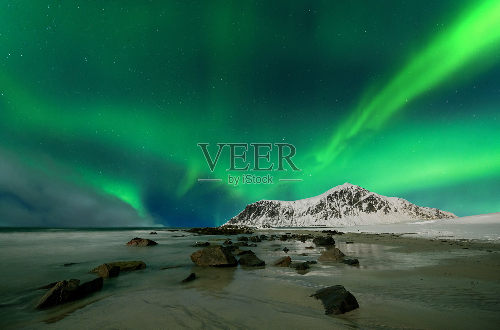 挪威斯卡格桑滩上空的极光，也称为北极光照片摄影图片