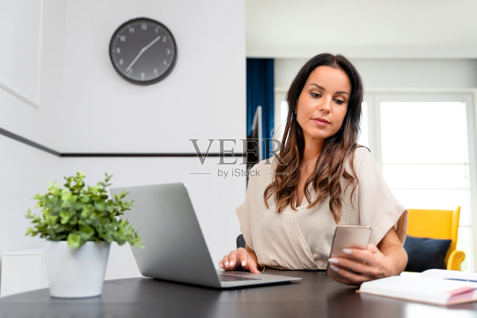 迷人、美丽的女性使用智能手机照片摄影图片