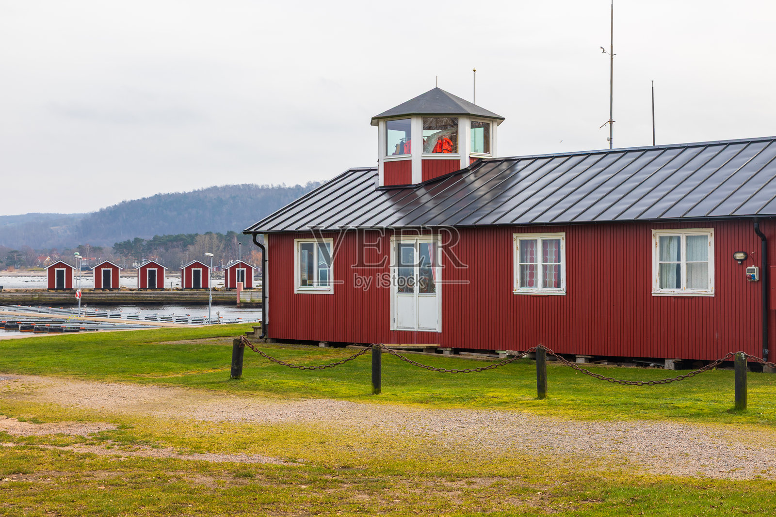 瑞典托雷科夫港口的红色木建筑和船屋。照片摄影图片