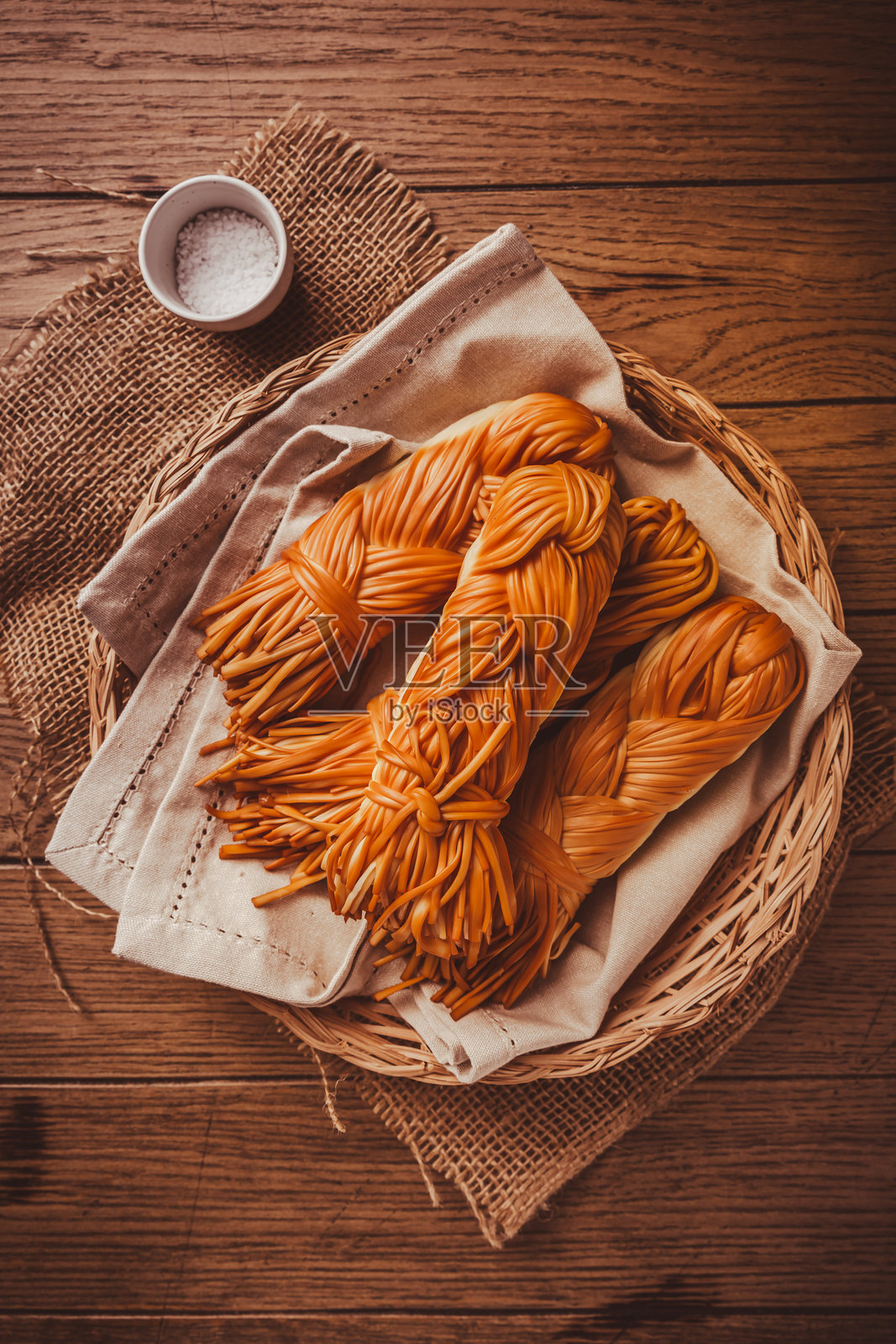 烟熏编织奶酪，咸味切奇尔奶酪放在木砧板上照片摄影图片