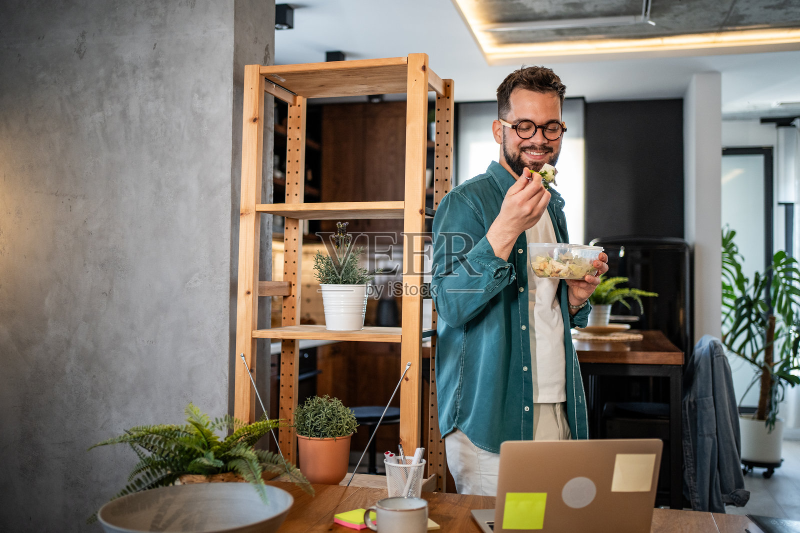 自由职业者在家办公时享受健康的午餐休息时间照片摄影图片