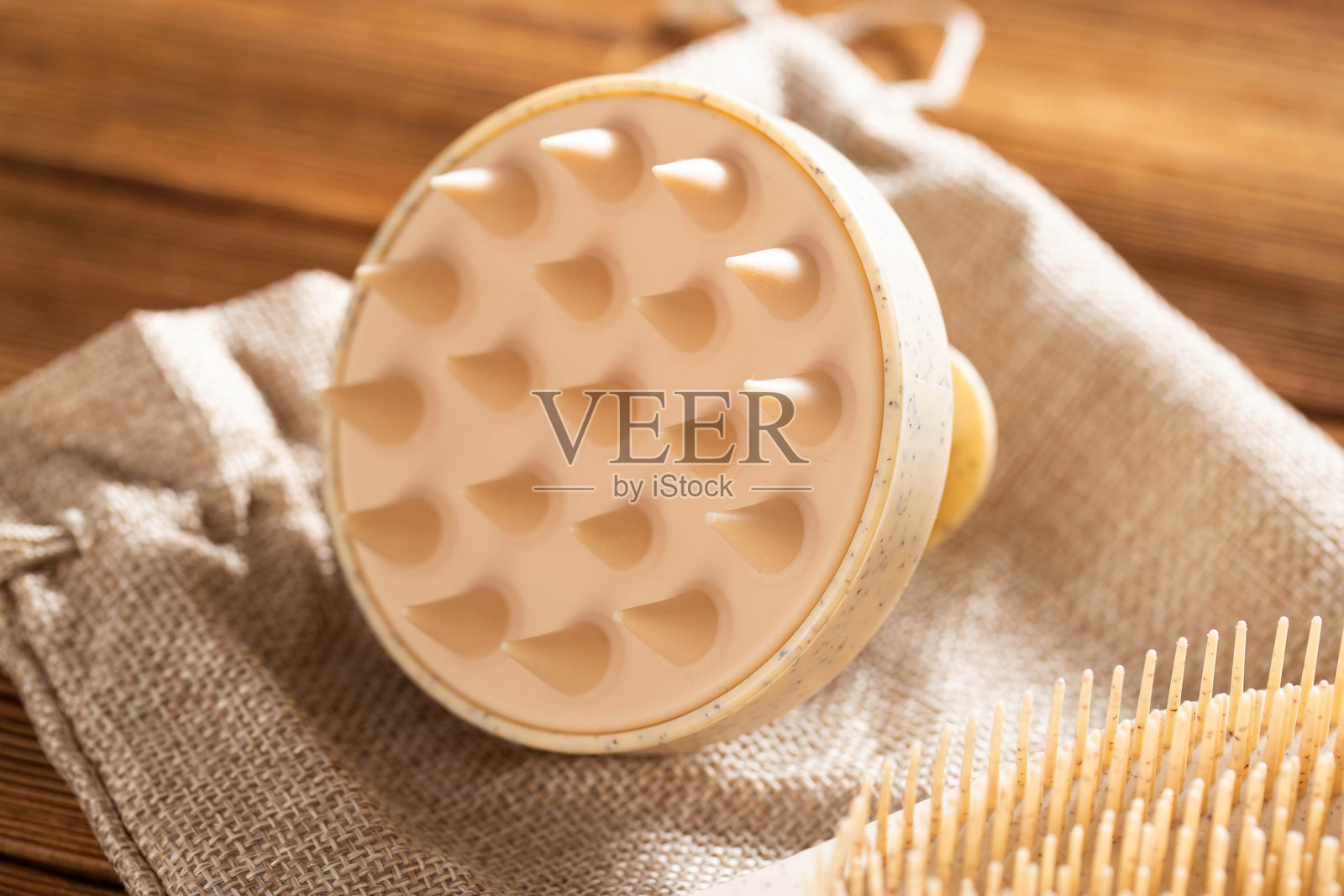 棕色头皮和循环按摩器特写。护发用品照片摄影图片