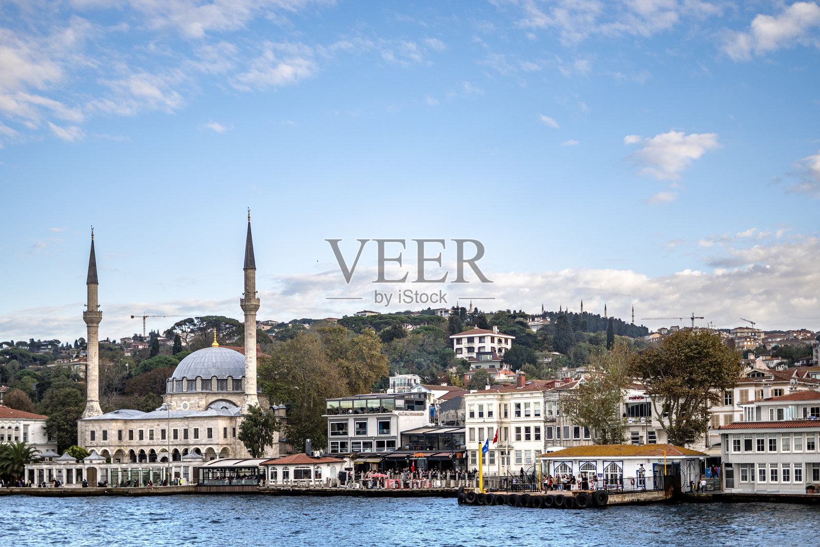 美丽的城市伊斯坦布尔在多云的日子里，土耳其照片摄影图片