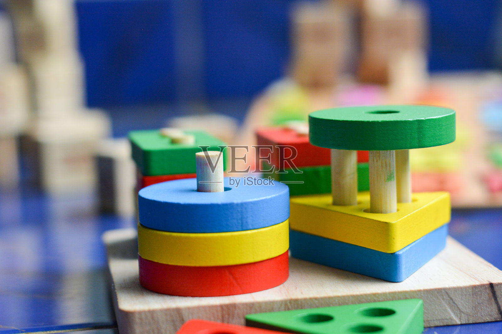 不同儿童玩具的组合，背景为彩色，俯视图。可插入文本的空间，极简风格。婴儿背景。照片摄影图片