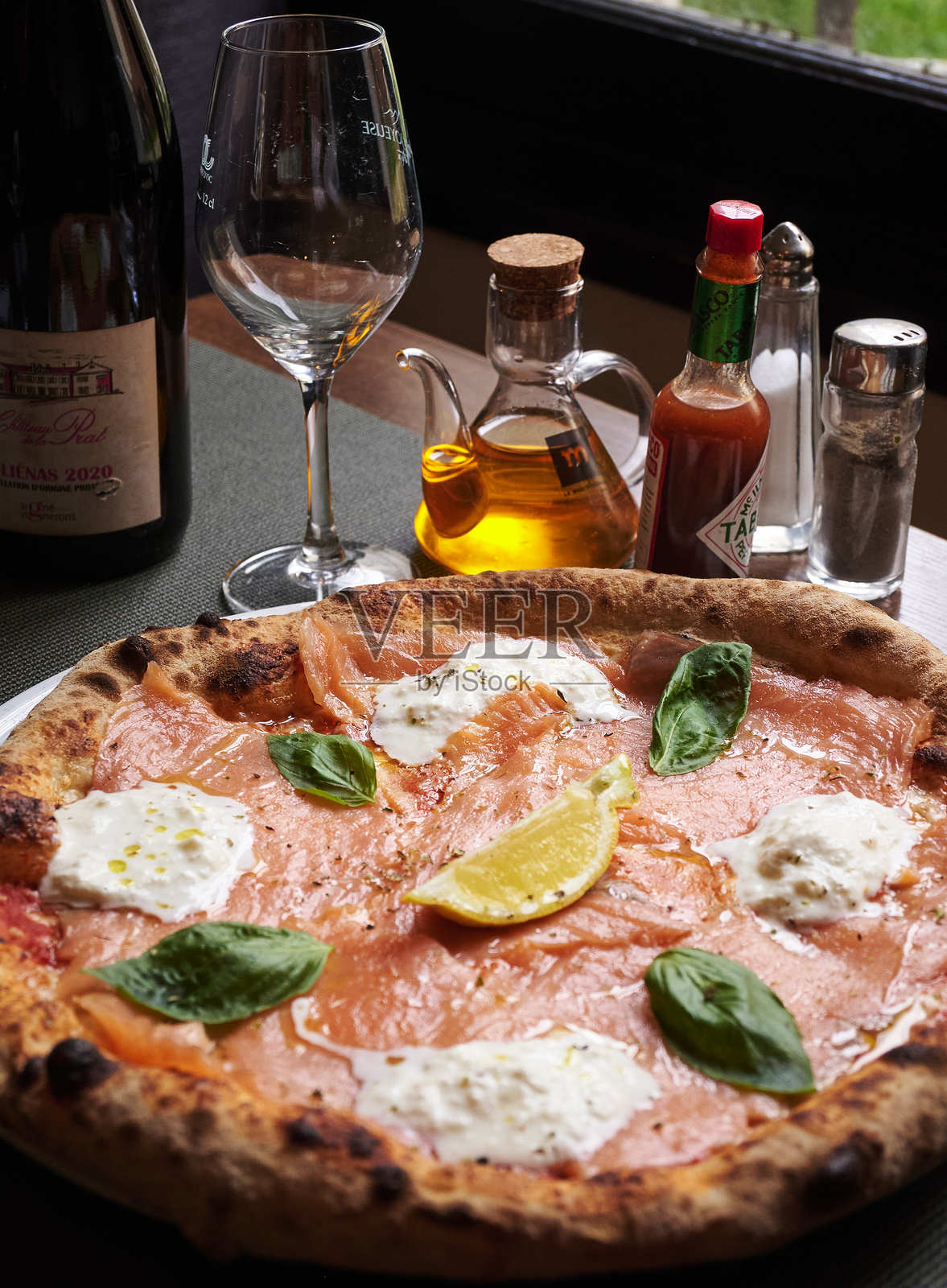 披萨、三文鱼和葡萄酒照片摄影图片