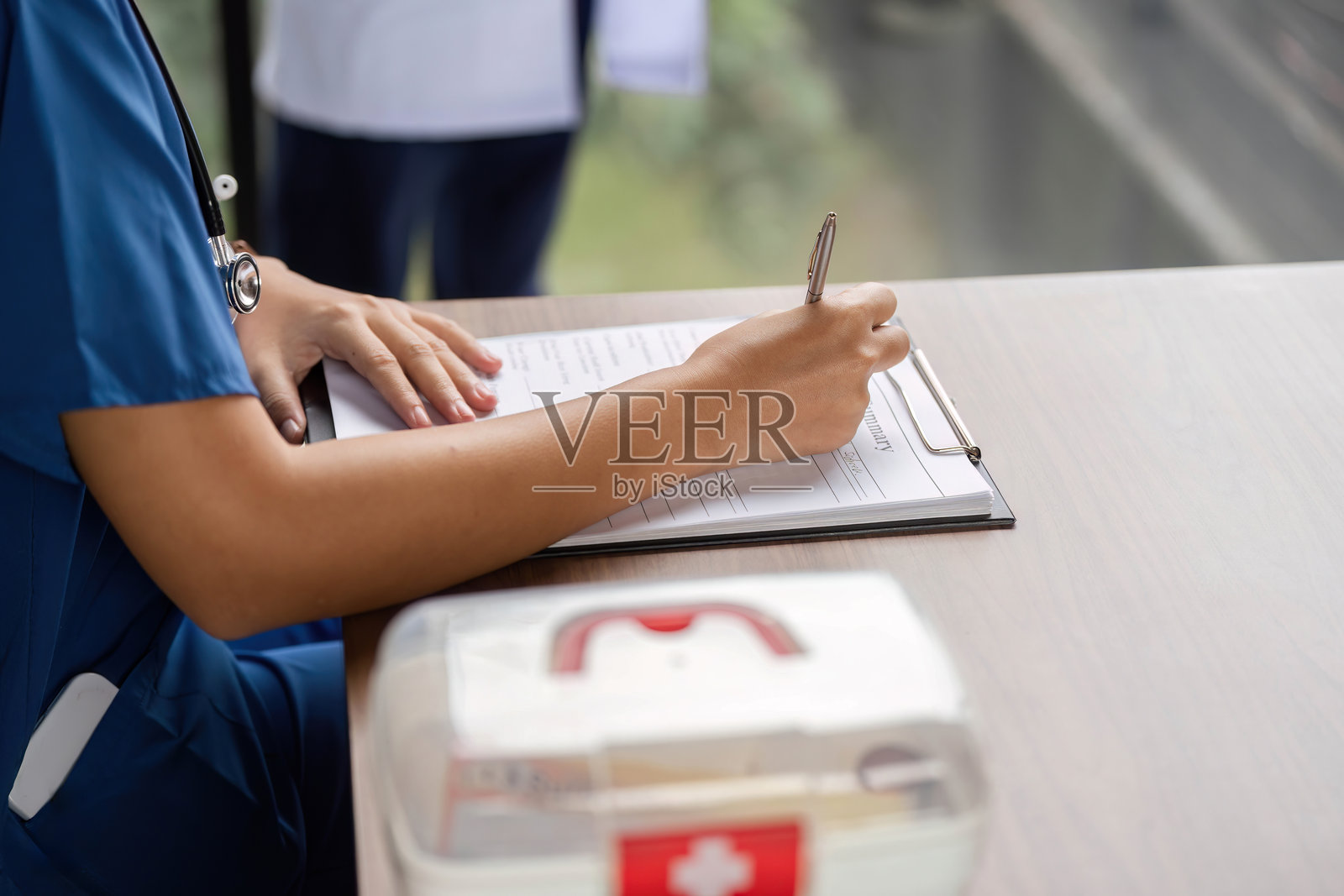 医疗专业人员在查看病人数据时做笔记照片摄影图片