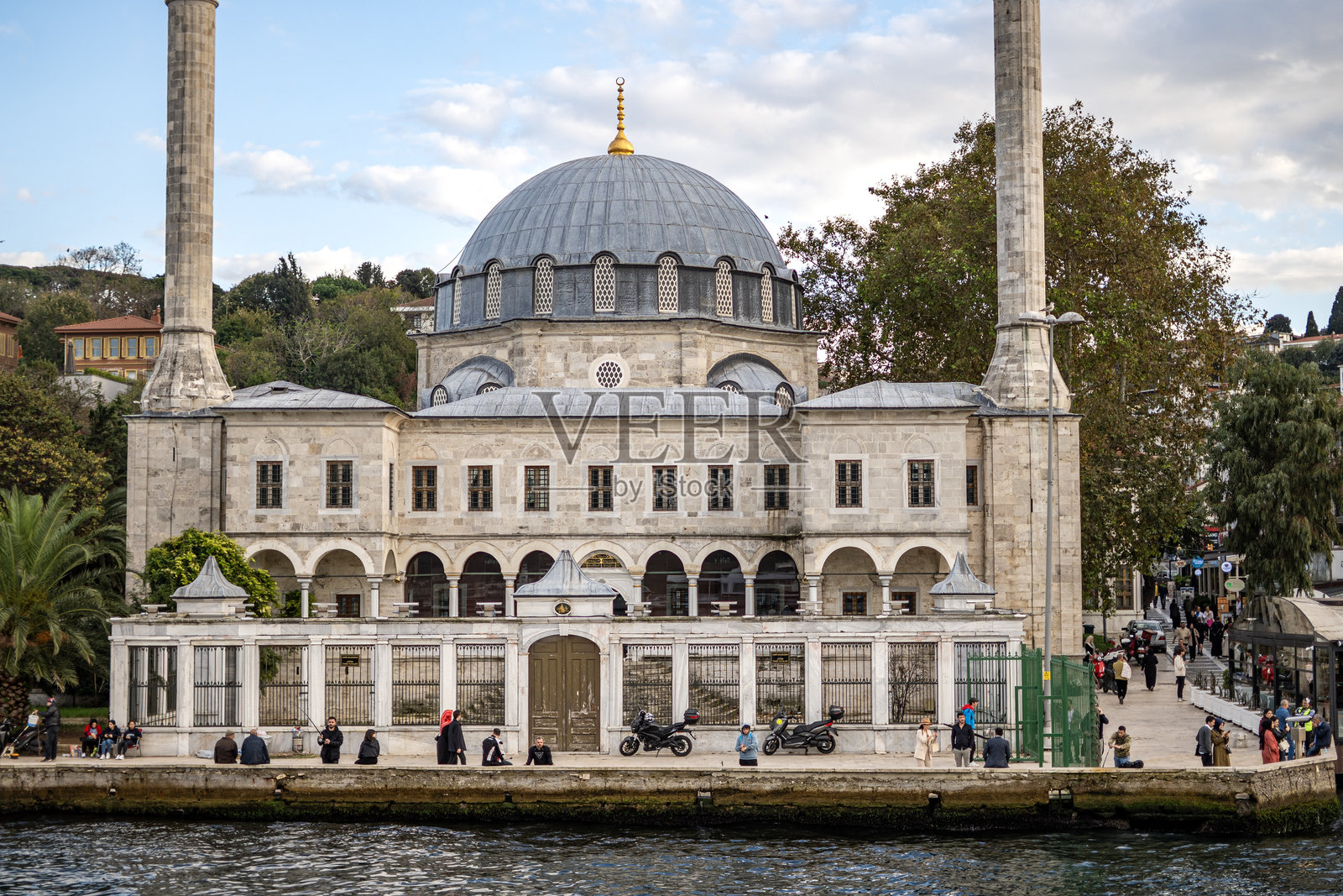 美丽的城市伊斯坦布尔在多云的日子里，土耳其照片摄影图片