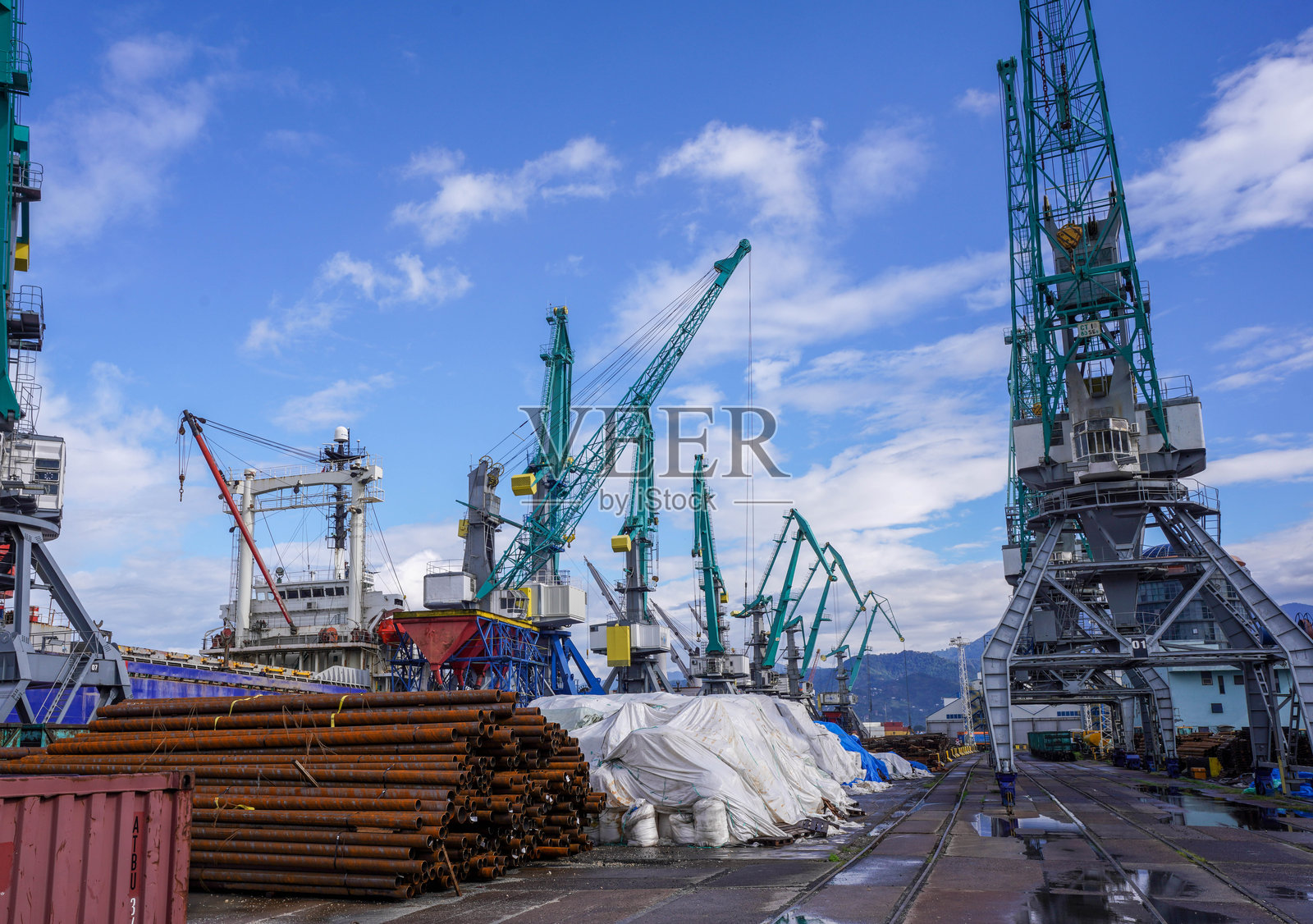 巴图米港的工业脉动照片摄影图片