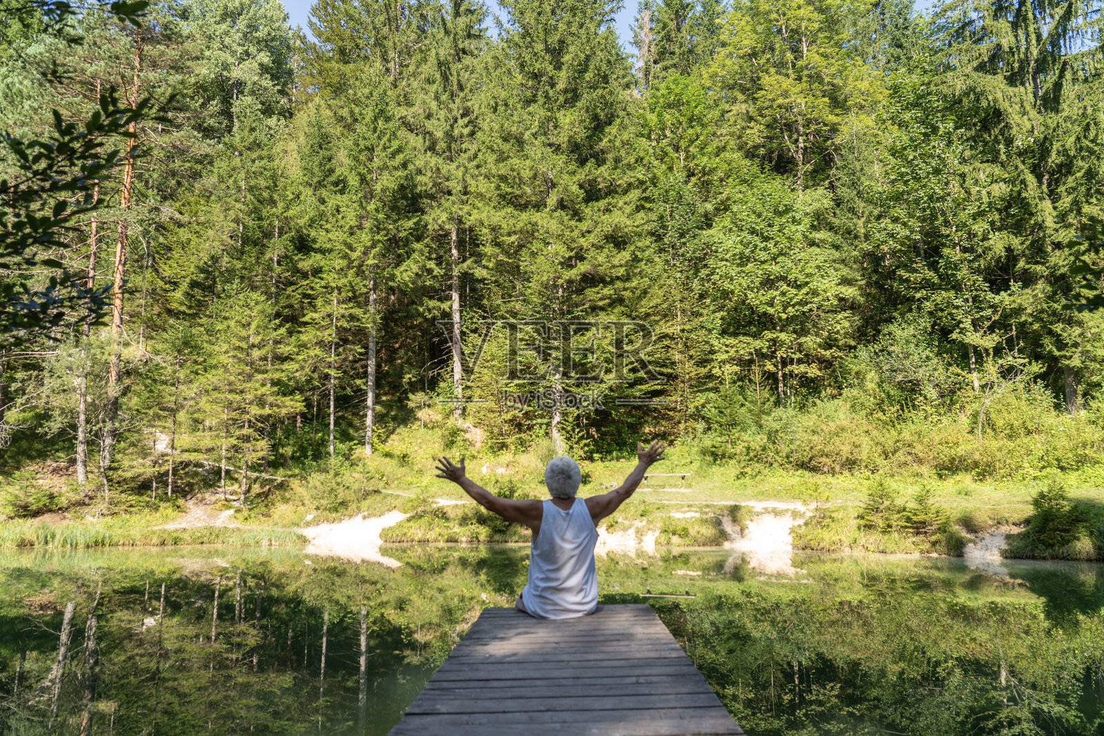老年男性在特里格拉夫国家公园的森林河边锻炼照片摄影图片