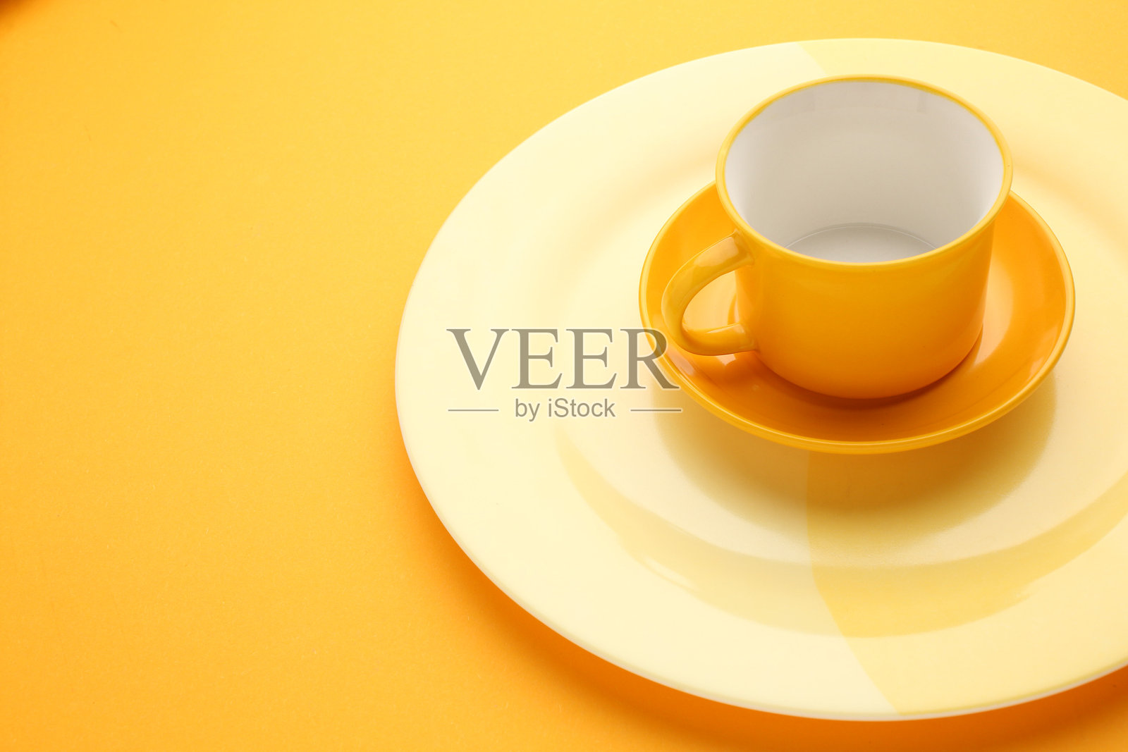 美丽的多彩亮光陶瓷碗和小碗，桌面俯视图照片摄影图片