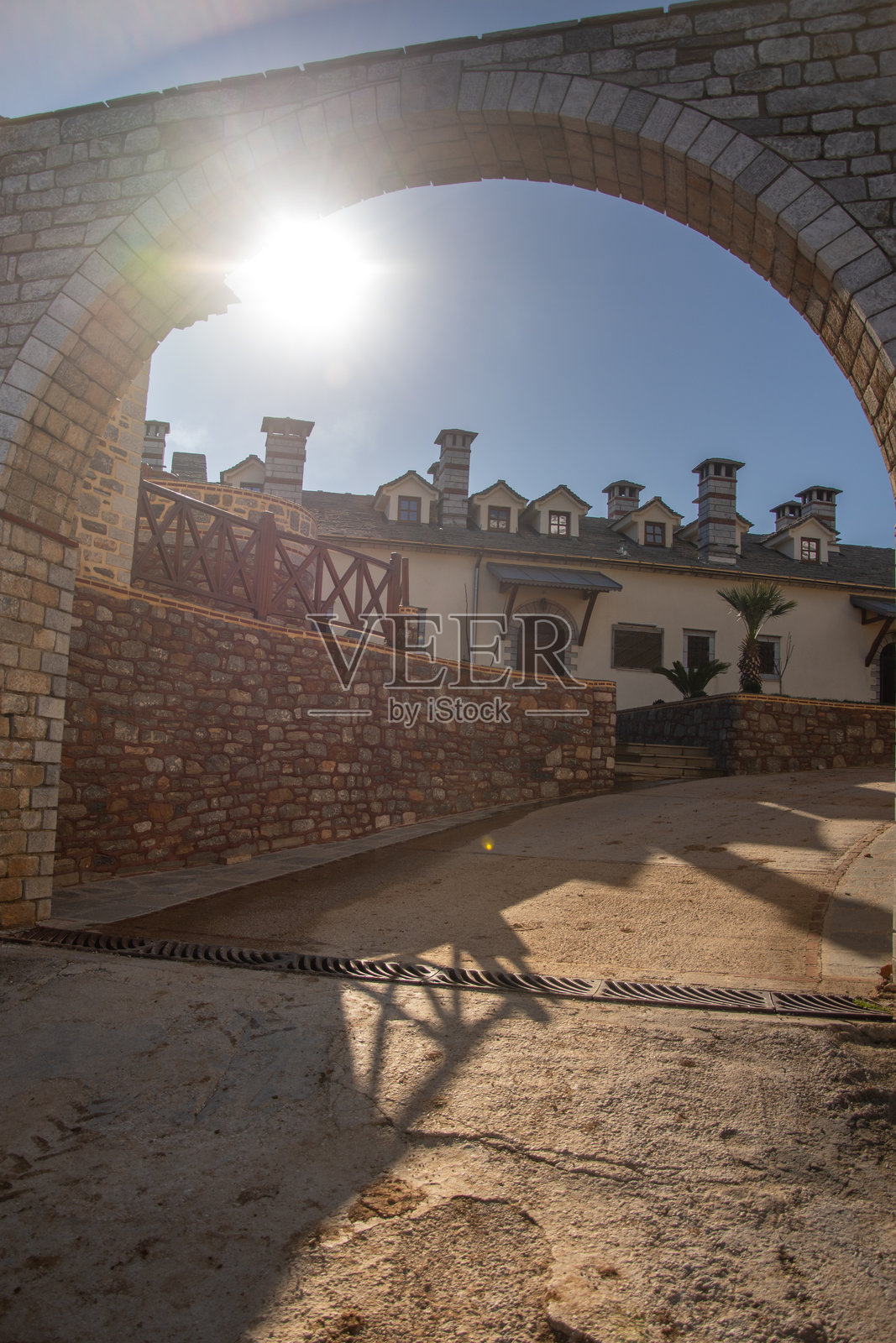 希腊,阿索斯山圣地的内 courtyard,位于罗马尼亚修道院普罗多穆。照片摄影图片