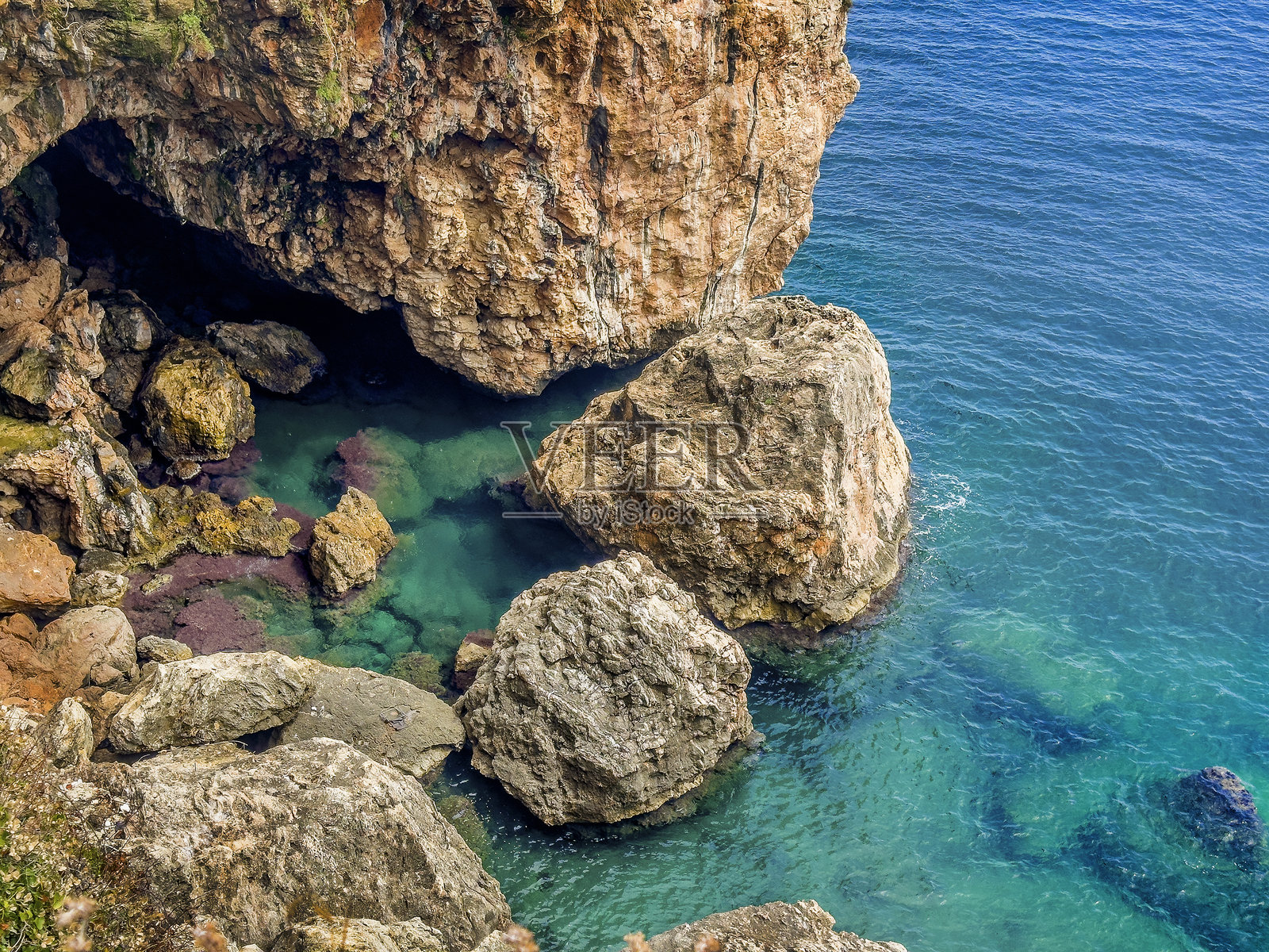 高角度视图美丽的绿松石色岩石海岸，清澈透明的海水照片摄影图片