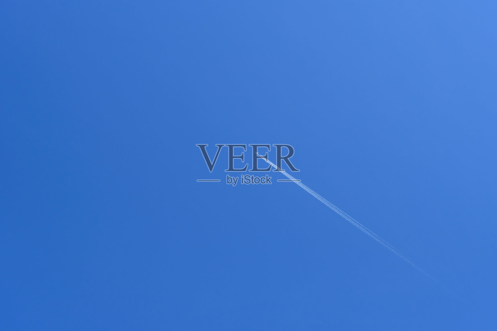 极简主义飞机尾迹与蓝天照片摄影图片