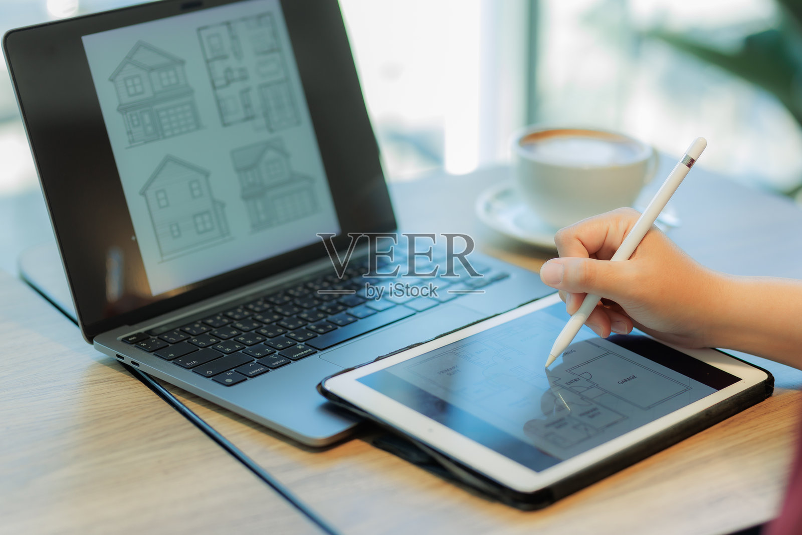 自信的专业人士在协作工作环境中讨论建筑计划或房地产项目，适合团队合作、项目规划和企业创新的主题。照片摄影图片