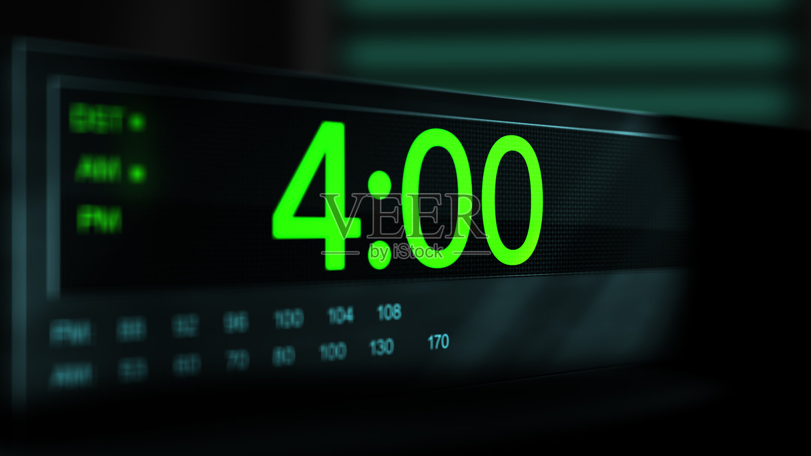 摄像机缓缓移动，老式数字时钟显示时间为凌晨4点 - 绿色版照片摄影图片