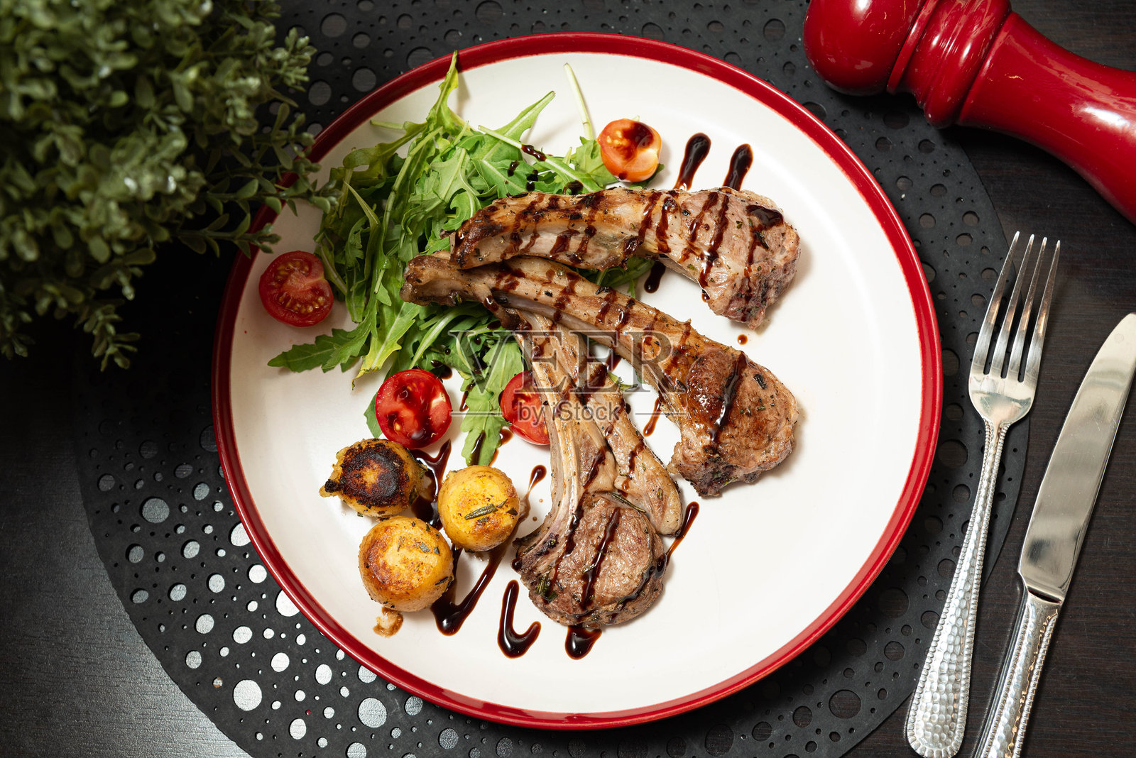 烤羊排配蔬菜和酱汁。照片摄影图片