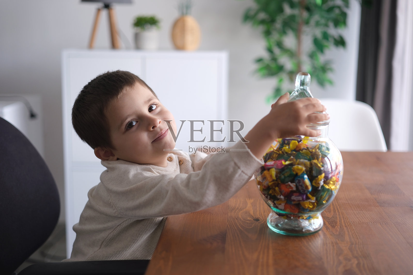 甜蜜的男孩手里拿着一罐糖果照片摄影图片