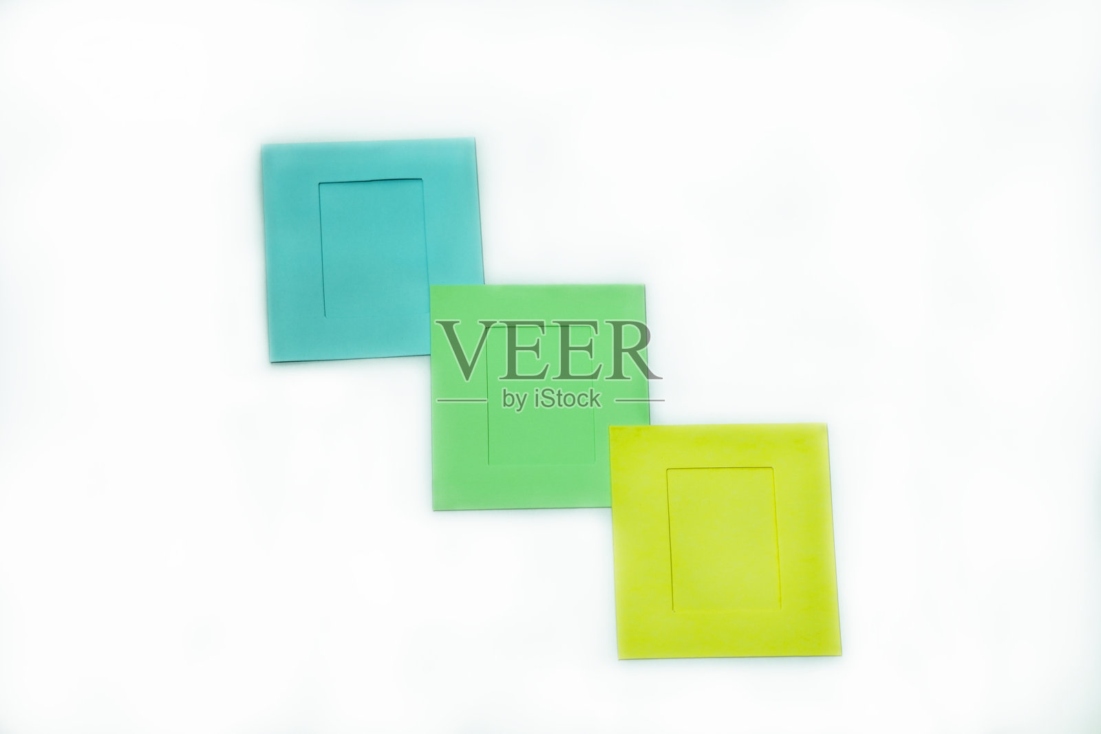 不同颜色的纸框特写在白色背景上。照片摄影图片