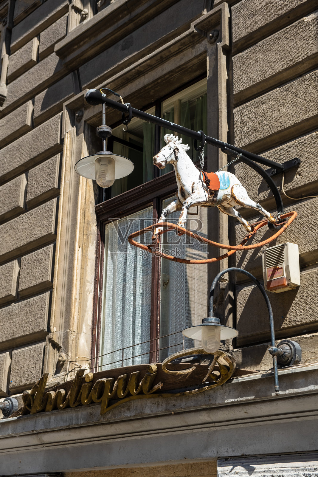 布达佩斯一家古董店外立面的玩具马。照片摄影图片