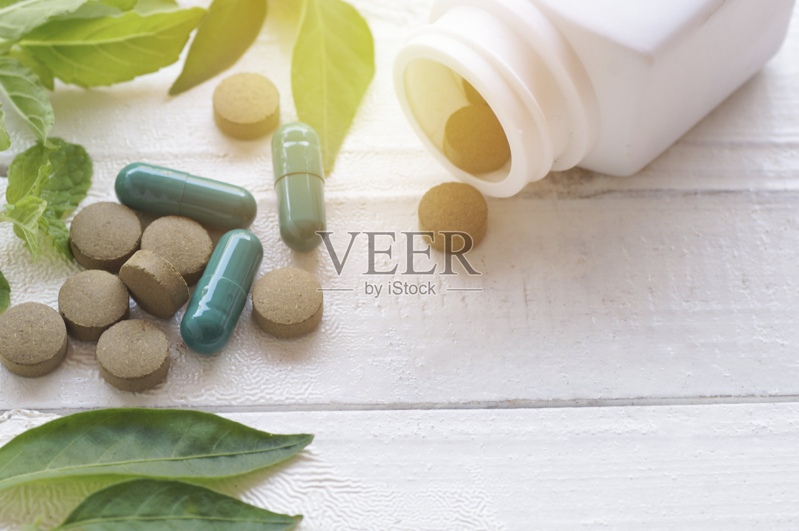 桌子上的草药药物特写照片摄影图片