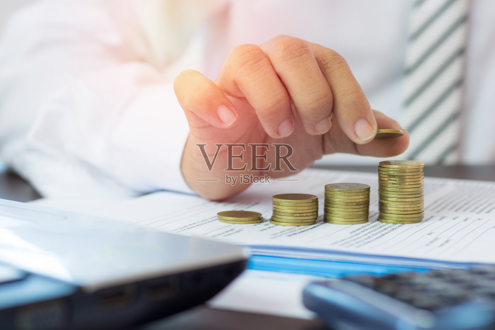 堆叠硬币的中部照片摄影图片